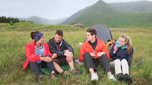 Amigos en un viaje de camping charlando juntos — Vídeos de Stock