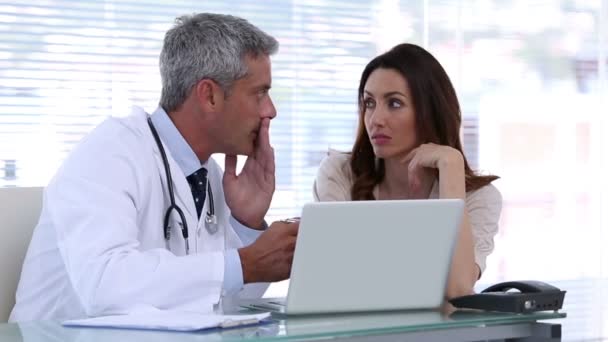 Doctor explaining a patient disease with a laptop — Stock Video