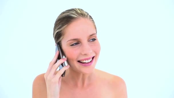 Mujer sonriente cogiendo su teléfono — Vídeo de stock