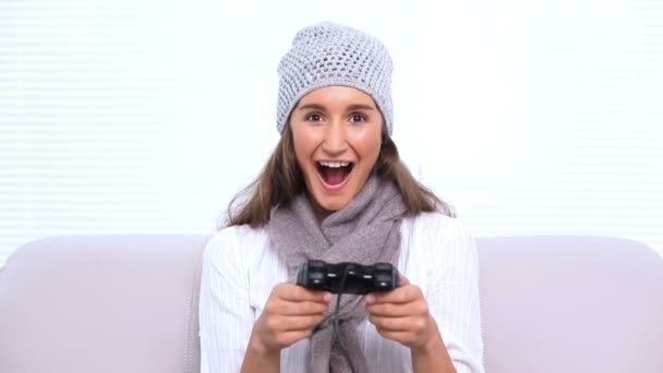 Morena jugando videojuegos — Vídeo de stock