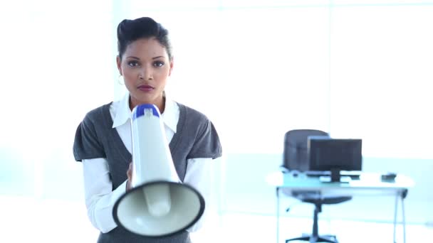 Mulher de negócios séria gritando em um megafone — Vídeo de Stock