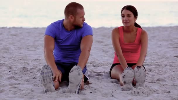 Kobieta jest trenerem na plaży — Wideo stockowe