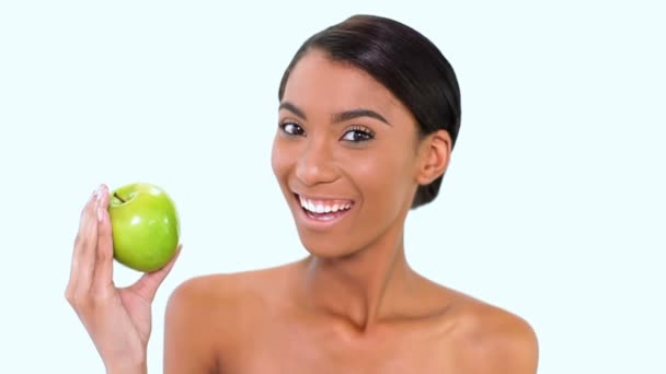 Woman holding a green apple — Stock Video