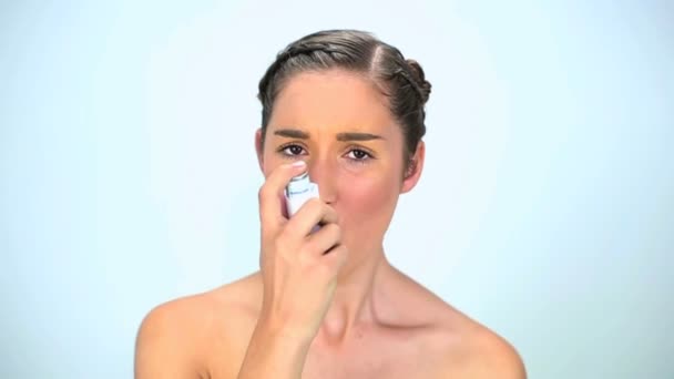 Mulher jovem tem asma — Vídeo de Stock