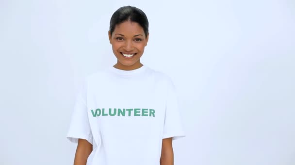 微笑志愿者女人没有拇指在相机 — 图库视频影像