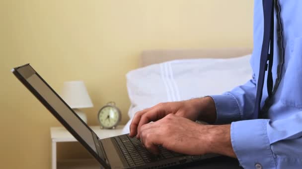 Uomo d'affari digitando sul suo computer portatile a letto — Video Stock
