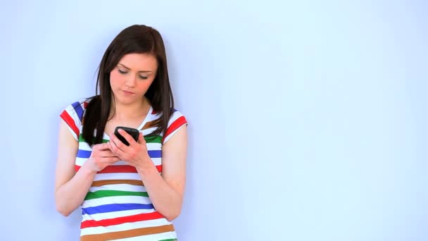 Mulher morena mensagens de texto com seu smartphone — Vídeo de Stock