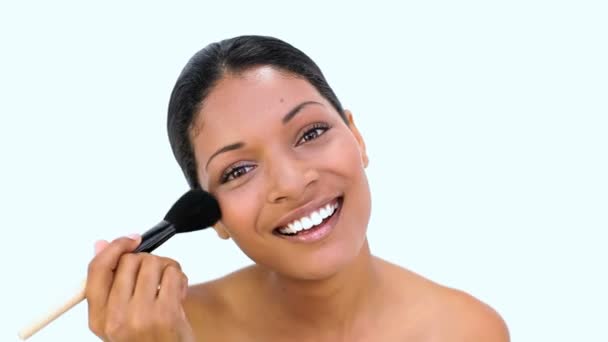 Belle femme utilisant une brosse pour son visage — Video