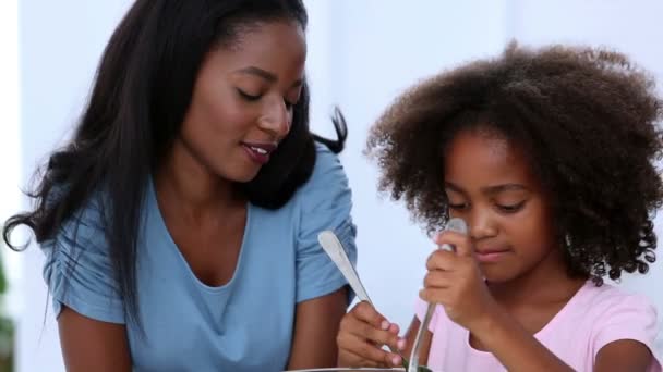 Mãe e filha misturando salada — Vídeo de Stock