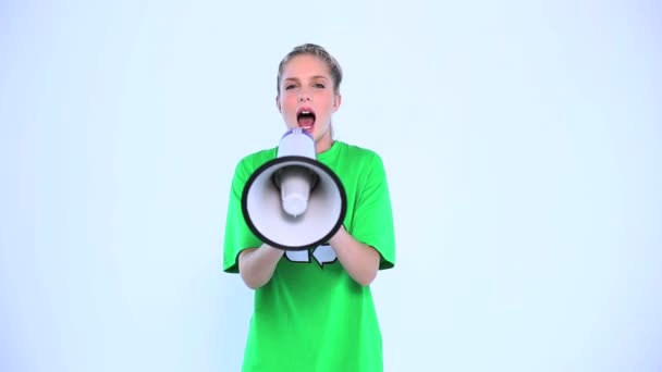 Ativista ambiental gritando em um megafone — Vídeo de Stock