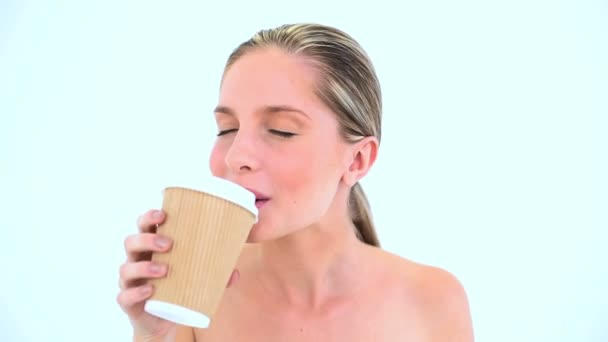 Блондинка пьет кофе — стоковое видео
