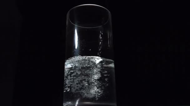 Water wordt gegoten in een glas — Stockvideo