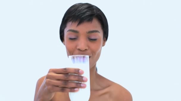 Ελκυστική γυναίκα, κρατώντας ένα ποτήρι γάλα και το ποτό — Αρχείο Βίντεο