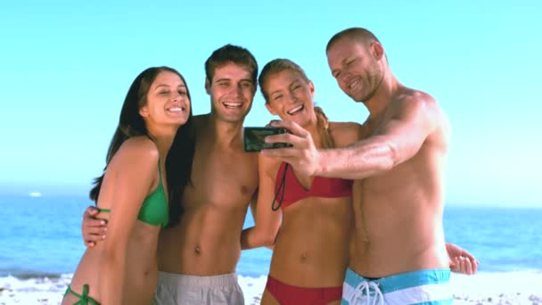 Grupo de amigos tomando fotos en la playa — Vídeos de Stock