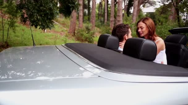 Pareja romántica besándose en un coche — Vídeos de Stock