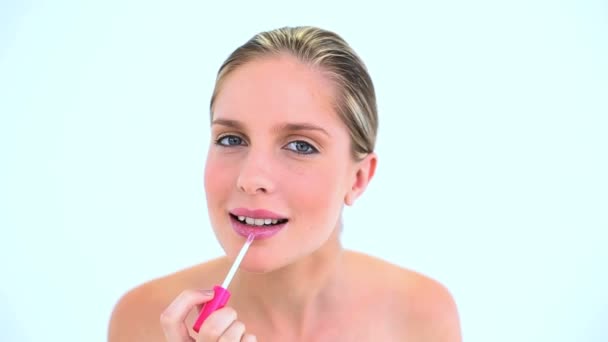 Hermosa mujer poniendo lápiz labial en sus labios — Vídeo de stock