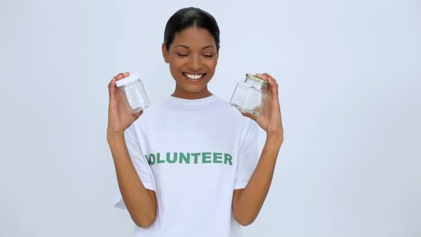 Mujer voluntaria mostrando dos frascos — Vídeo de stock