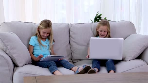 Αδελφές χρησιμοποιώντας το laptop και tablet pc — Αρχείο Βίντεο