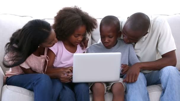 Famille regardant l'ordinateur portable sur le canapé — Video