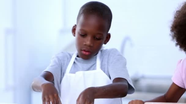 Irmão e irmã fazendo biscoitos — Vídeo de Stock