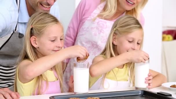 Filles ayant des biscuits et du lait avec leurs parents — Video