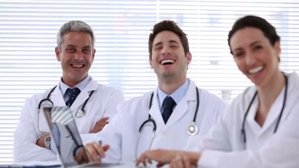 Команда врачей смеется вместе — стоковое видео