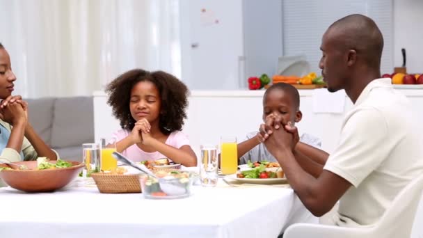 Familia diciendo gracia antes de comer — Vídeo de stock