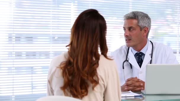 Läkaren diskuterar med en patient — Stockvideo