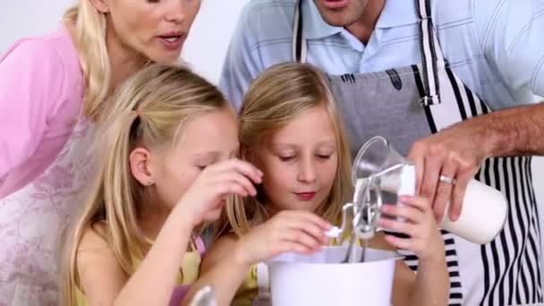 Aile birlikte hamur yapma — Stok video