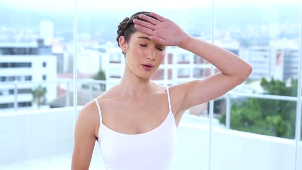 Mujer cansada bebiendo agua y sonriendo — Vídeos de Stock