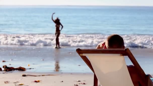 Woman saying hello to his boyfriend — Stock Video