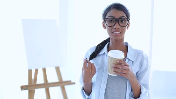 Künstlerische Frau trinkt einen Kaffee — Stockvideo