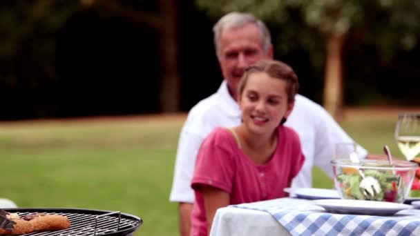 Famille ayant un barbecue — Video