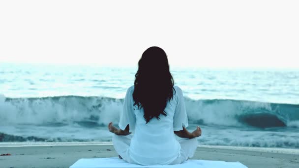 Женщина практикует йогу перед морем — стоковое видео