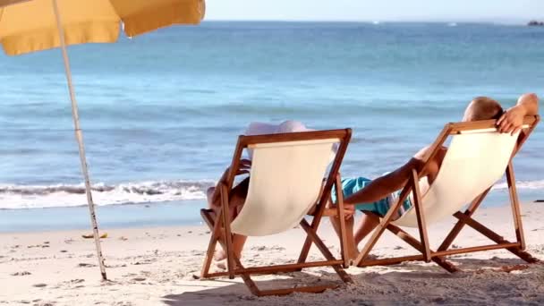 Paar zittend op het strand — Stockvideo
