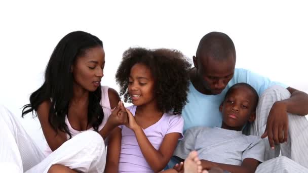 Familia hablando juntos en la cama — Vídeo de stock