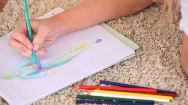 Primer plano de una mujer haciendo un dibujo colorido — Vídeo de stock