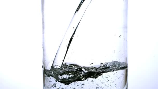 Wasser wird in ein Glas gegossen — Stockvideo