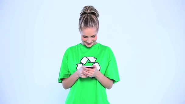 Attractive woman wearing a green t-shirt with recycling symbol on it — Stock Video