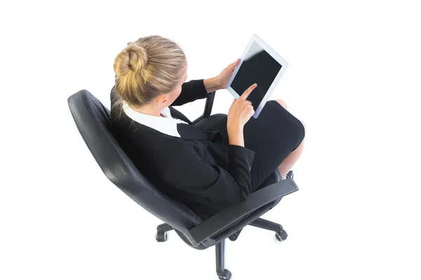 Vue grand angle de la femme d'affaires moderne assise sur une chaise de bureau — Photo