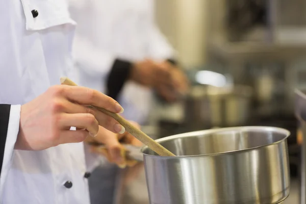 Chefs travaillant à un poêle — Photo