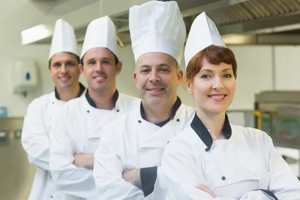 Grupa kucharzy szczęśliwy, uśmiechając się do kamery — Zdjęcie stockowe