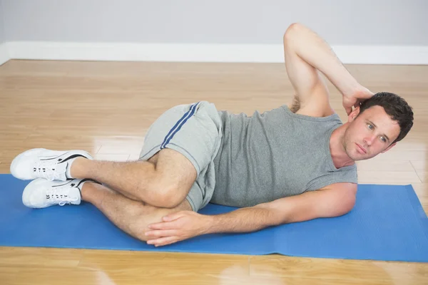 Schöner sportlicher Mann, der Bauch knirscht — Stockfoto