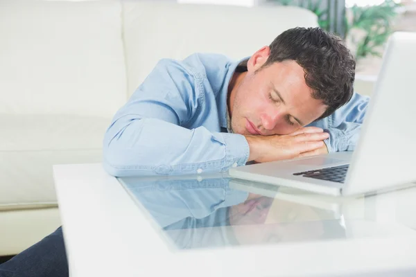 Hombre casual cansado durmiendo con la cabeza apoyada en la mesa — Foto de Stock