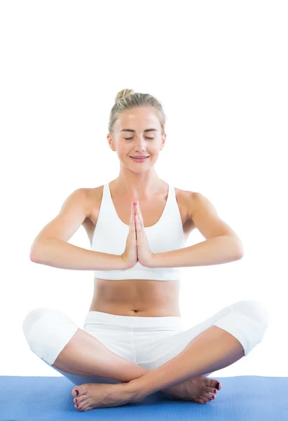 Tonica sorridente bionda seduta in posa di loto meditando — Foto Stock