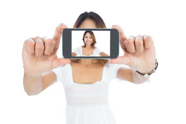 Felice donna asiatica prendendo un selfie — Foto Stock