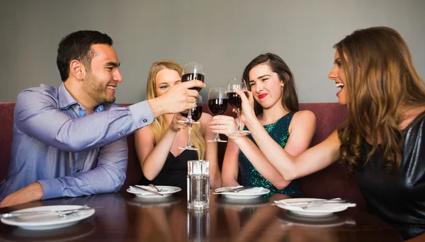 Prieteni fericiti care beau vin rosu intr-un bar — Fotografie, imagine de stoc