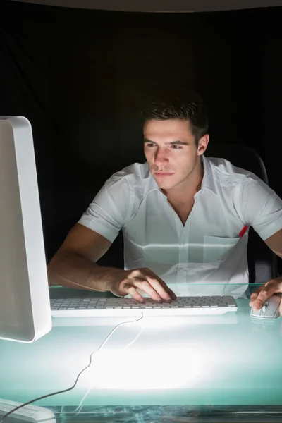 Gutaussehender, konzentrierter Computertechniker, der nachts arbeitet — Stockfoto