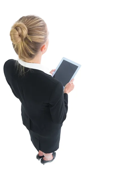 Empresária loira atraente segurando um tablet — Fotografia de Stock