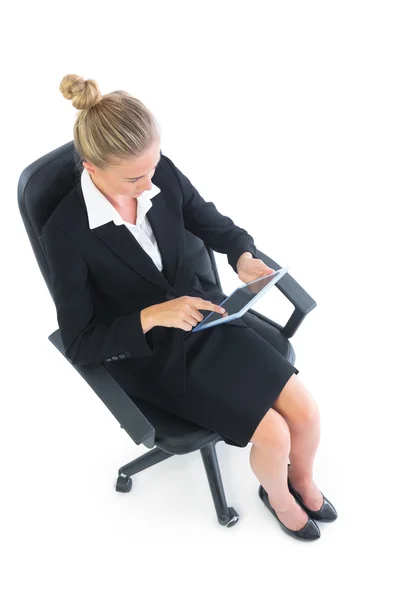 Vista de ángulo alto de una bonita mujer de negocios sentada en una silla de oficina — Foto de Stock